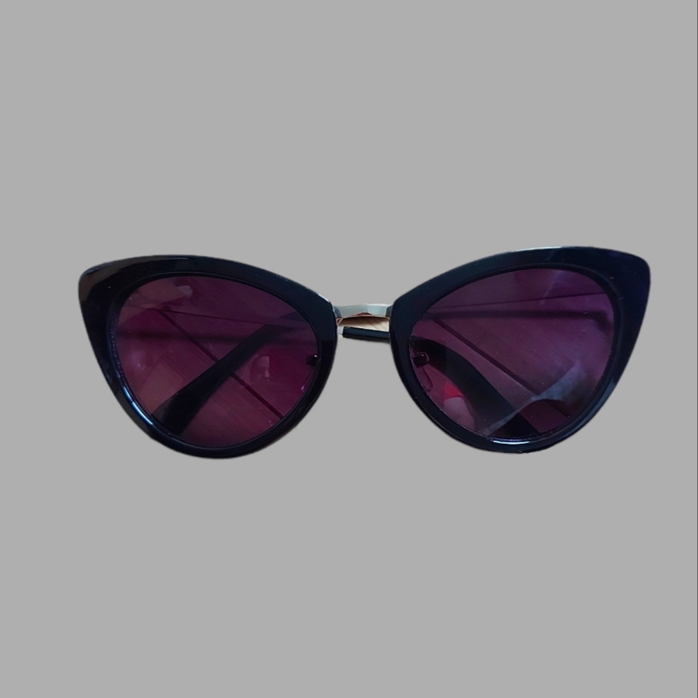 *Free in bundle *Cat Eye Sunglasses